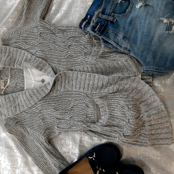 2/$40🎉 Guess Knit Cardigan w 2 pockets